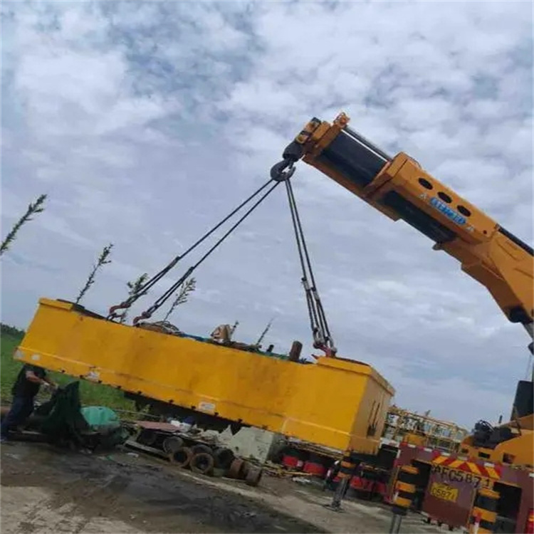 王场镇吊运集装箱的吊车